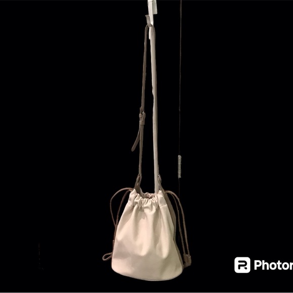 Universal Threads Bucket Bag NWOT White & Taupe Faux Leather - Picture 2 of 11